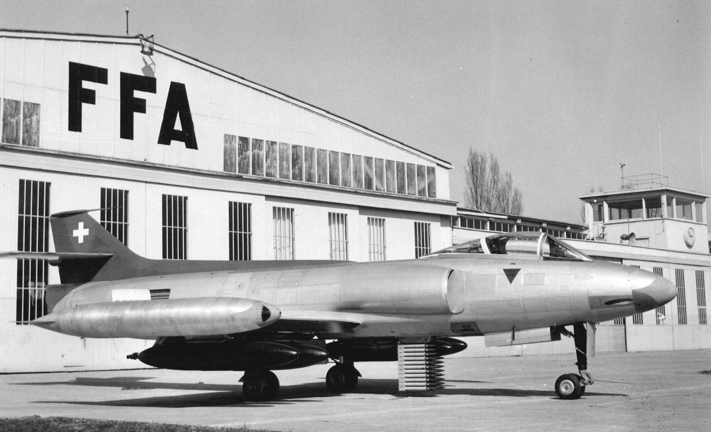 Schweizer Strahlflugzeug P-16. Für dieses von den Flug- und Fahrzeugwerken ­Altenrhein SG entwickelte Düsenflugzeug wurden mit der Zuse Z4 zwischen 1953 und 1955 Flatterrechnungen und Berechnungen zum Sturzflug durchgeführt.