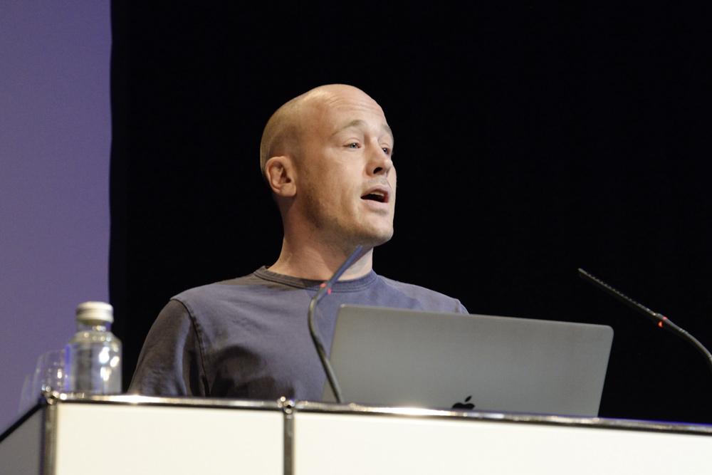 In seiner Keynote erläutert der Künstler Matt Clark, wie er in seiner Arbeit die Möglichkeiten des Lichts auslotet, um Emotionen zu wecken und Denkanstösse zu geben.