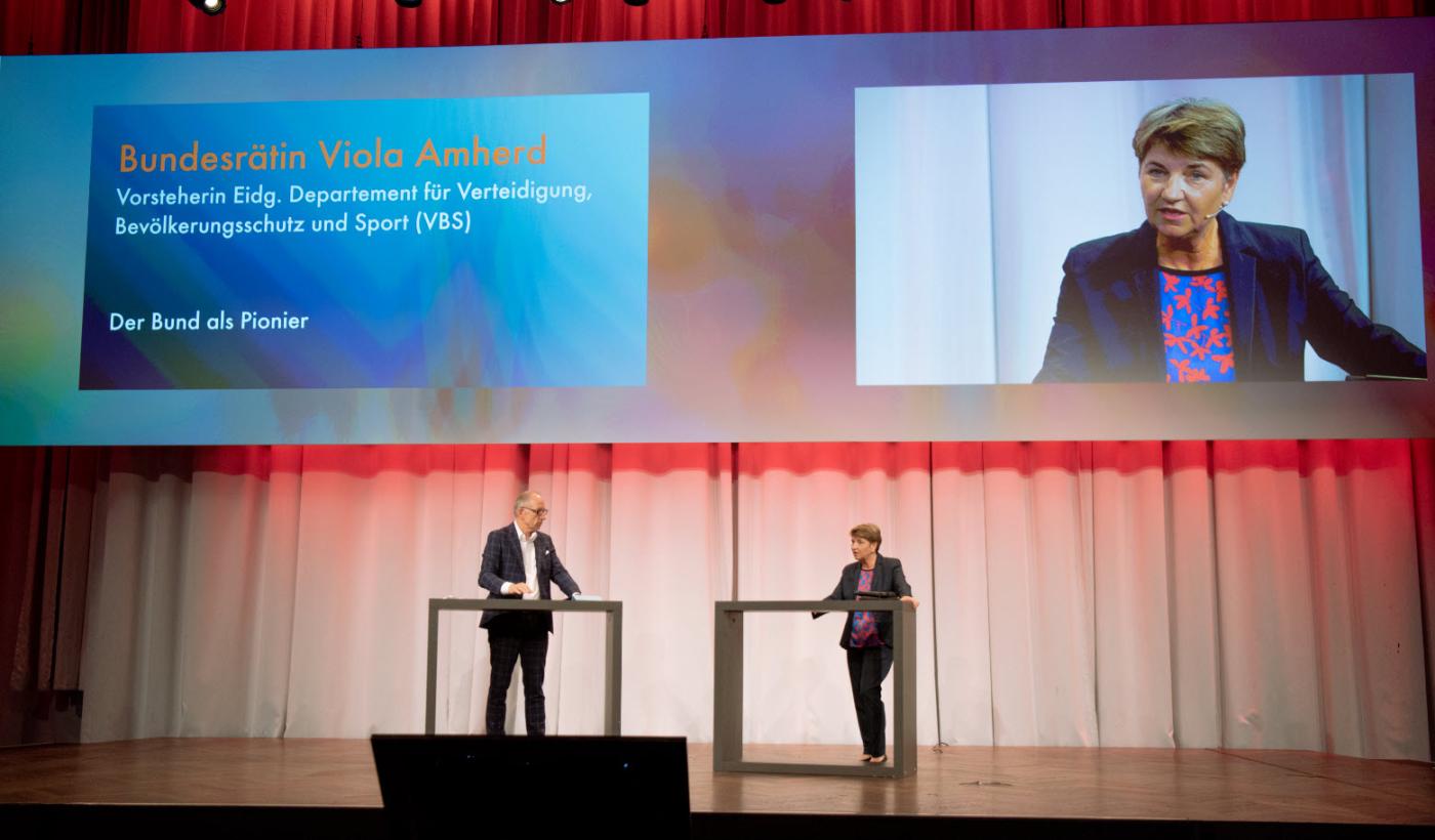 Bundesrätin Viola Amherd mit Moderator Reto Brennwald.