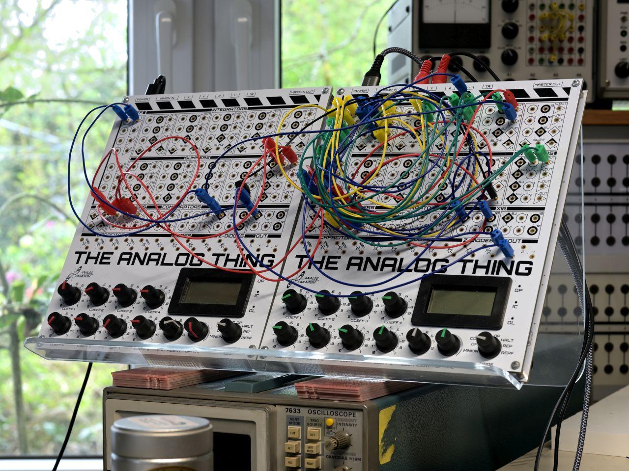Der neue Analogrechner «The Analog Thing» der deutschen Firma Anabrid soll die Vorzüge des analogen Rechnens erlebbar machen – wie ein Raspberry Pi oder ein Arduino im digitalen Bereich.