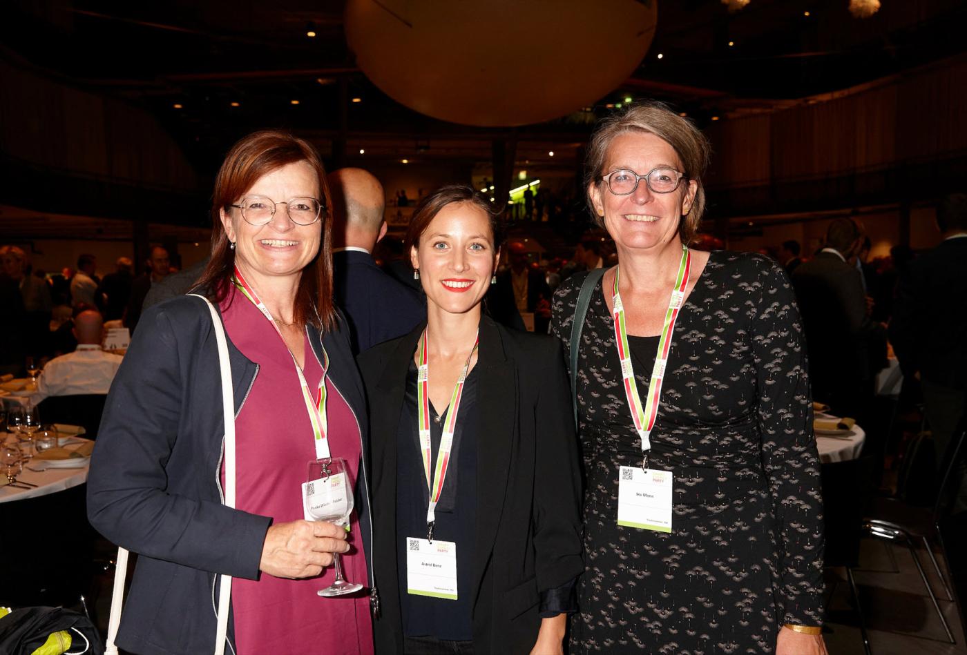 La conseillère nationale du centre Priska Wismer-Felder, l'experte d'Energie 360° Astrid Benz, et Iris Menn, directrice de Greenpeace (de g. à dr.).