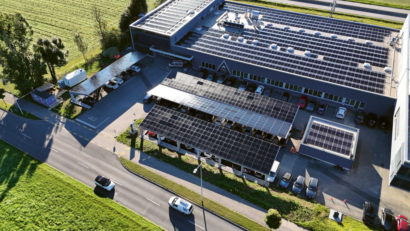 Installations photovoltaïques et carports solaires de l’entreprise FKG, <span class="nowrap">au Crêt-du-Locle.</span>