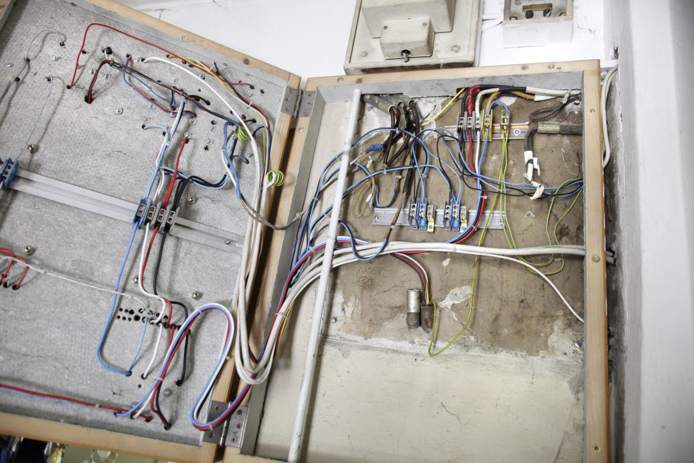 <strong>Figure 3</strong> Tableau de répartition sans protection pour les doigts (IP2X). Attention: se pose également ici le problème de l’amiante.