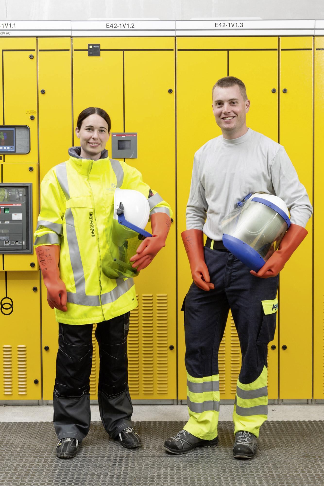 <strong>Figure 7</strong> À gauche: équipement de protection de classe 2 (casque, veste, pantalon, gants); à droite: équipement de protection de classe 1 (casque, t-shirt, pantalon, gants).