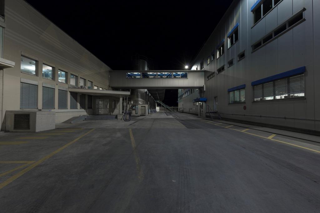 Der Durchgangsbereich bei Emmi ist gut ausgeleuchtet, sodass sich Fussgänger und Lastwagenfahrer sicher fühlen.