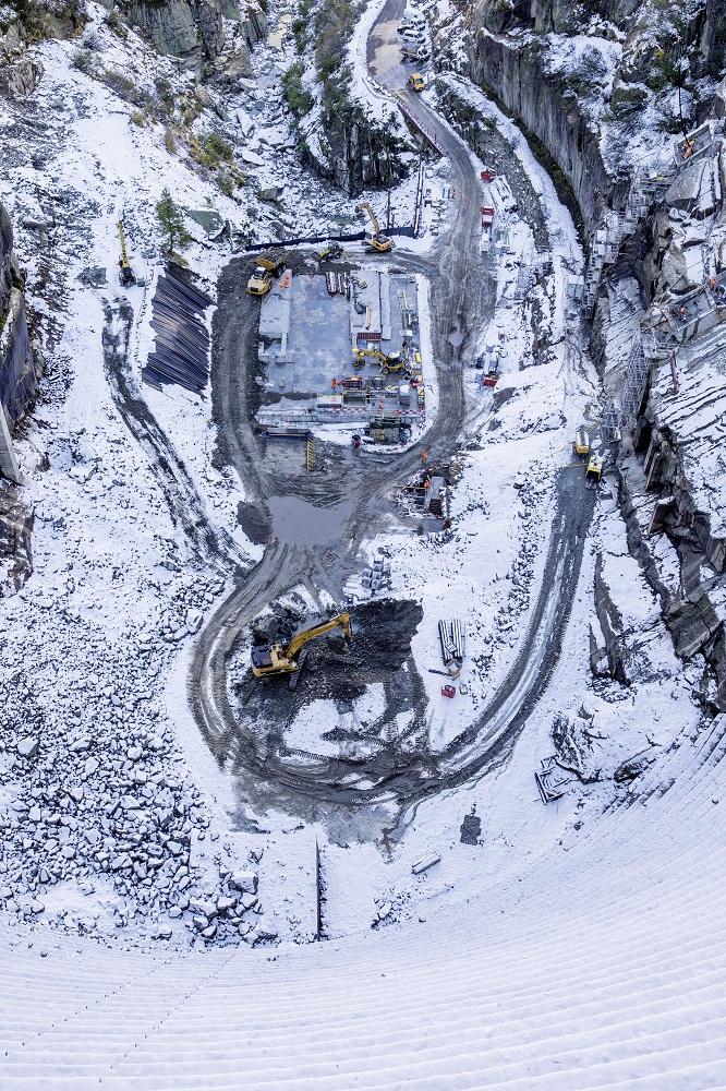 Blick auf die Baustelle am Fuss der bestehenden Mauer.