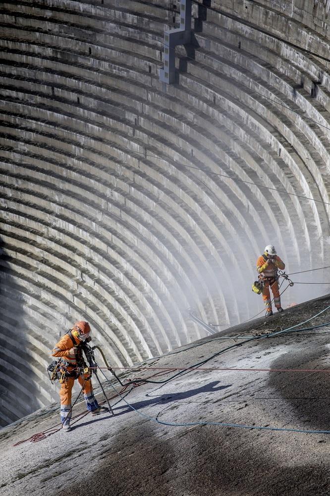 Um Sprengungen vorzubereiten, müssen sich die Arbeiter abseilen.