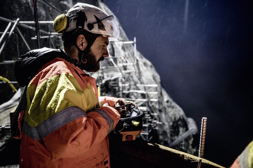 Auf einer Baustelle in solch unwirtlicher Umgebung ist konstant höchste Konzentration gefordert.