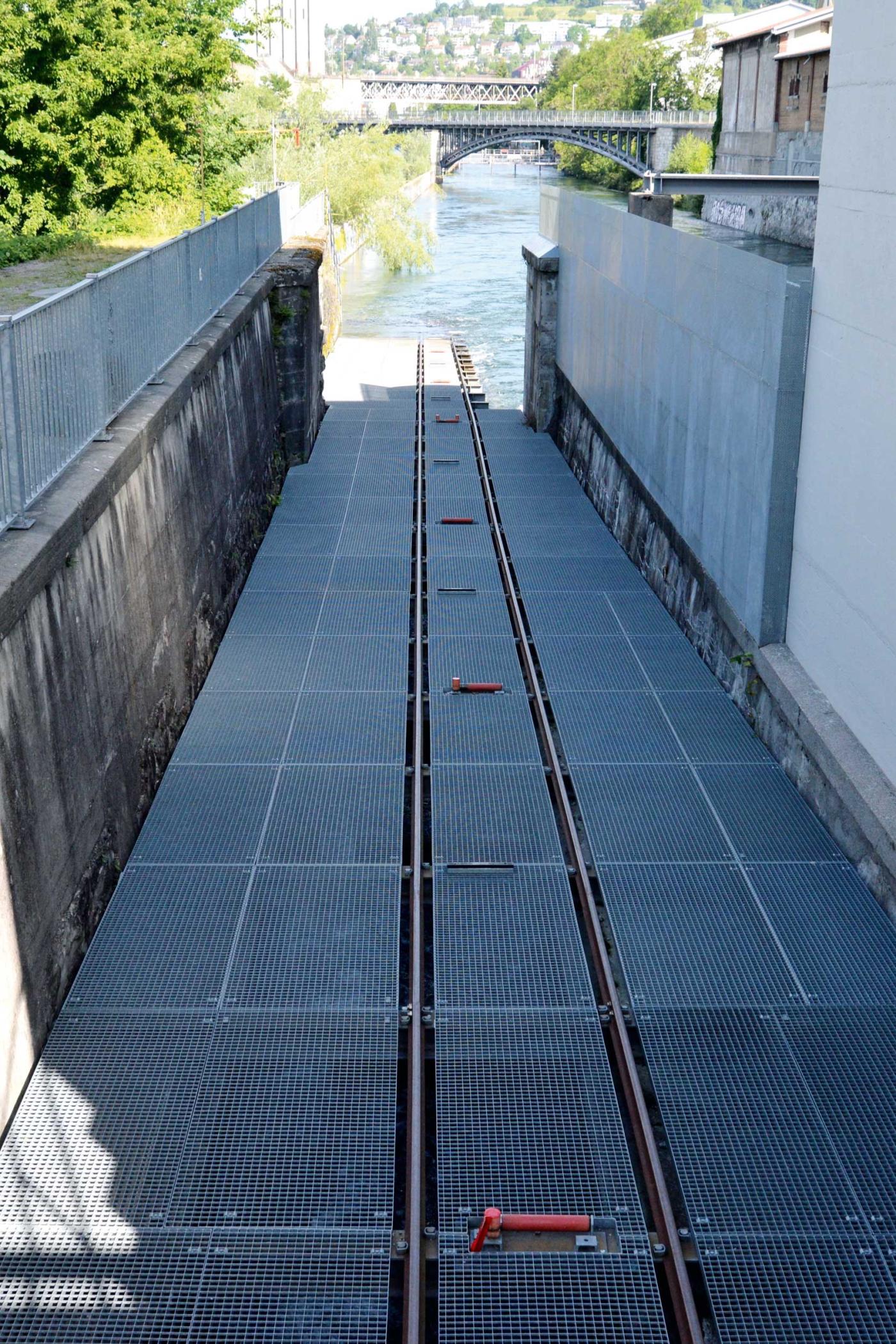 Bootsüberführung und Fischunterführung (unter den Schienen). Langboote bis 15 m können übersetzt werden. Die Überführung wird meist im Frühling und im Herbst von Pontonniervereinen genutzt, deren Bootshaus flussaufwärts liegt.