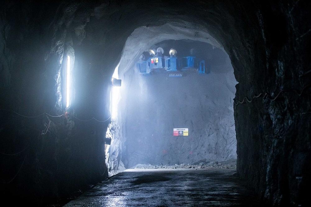 Der Bohrkopf ist bereit, um einen Liftschacht nach oben in den Fels zu treiben.