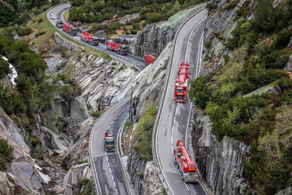 Wie beim Alpaufzug werden die Pneu- und Turmkräne zur Baustelle transportiert.