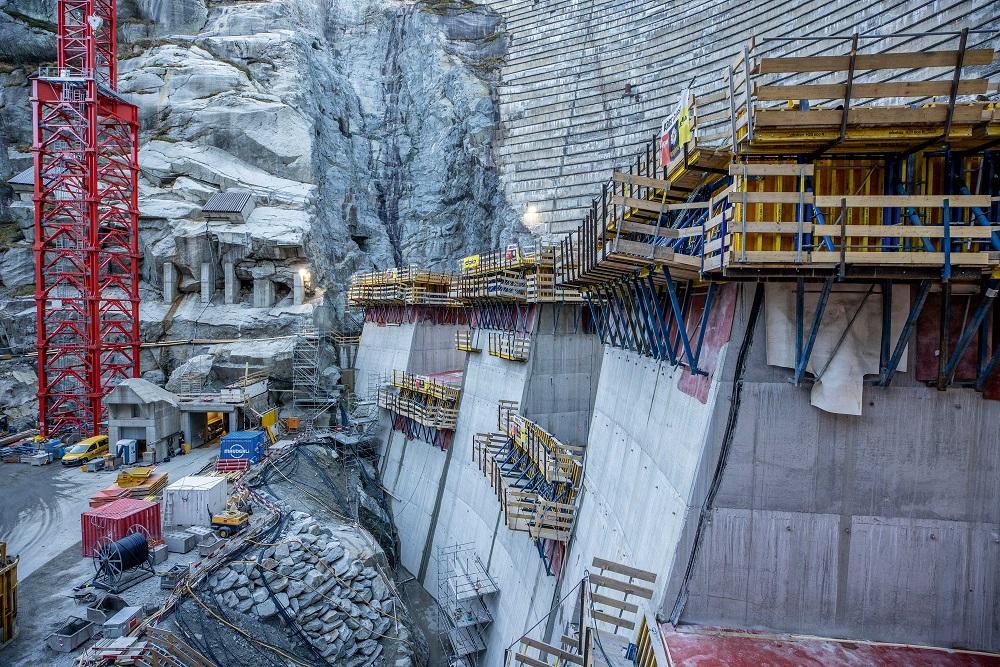 Die neue Staumauer wird etappenweise in Blöcken aufbetoniert.