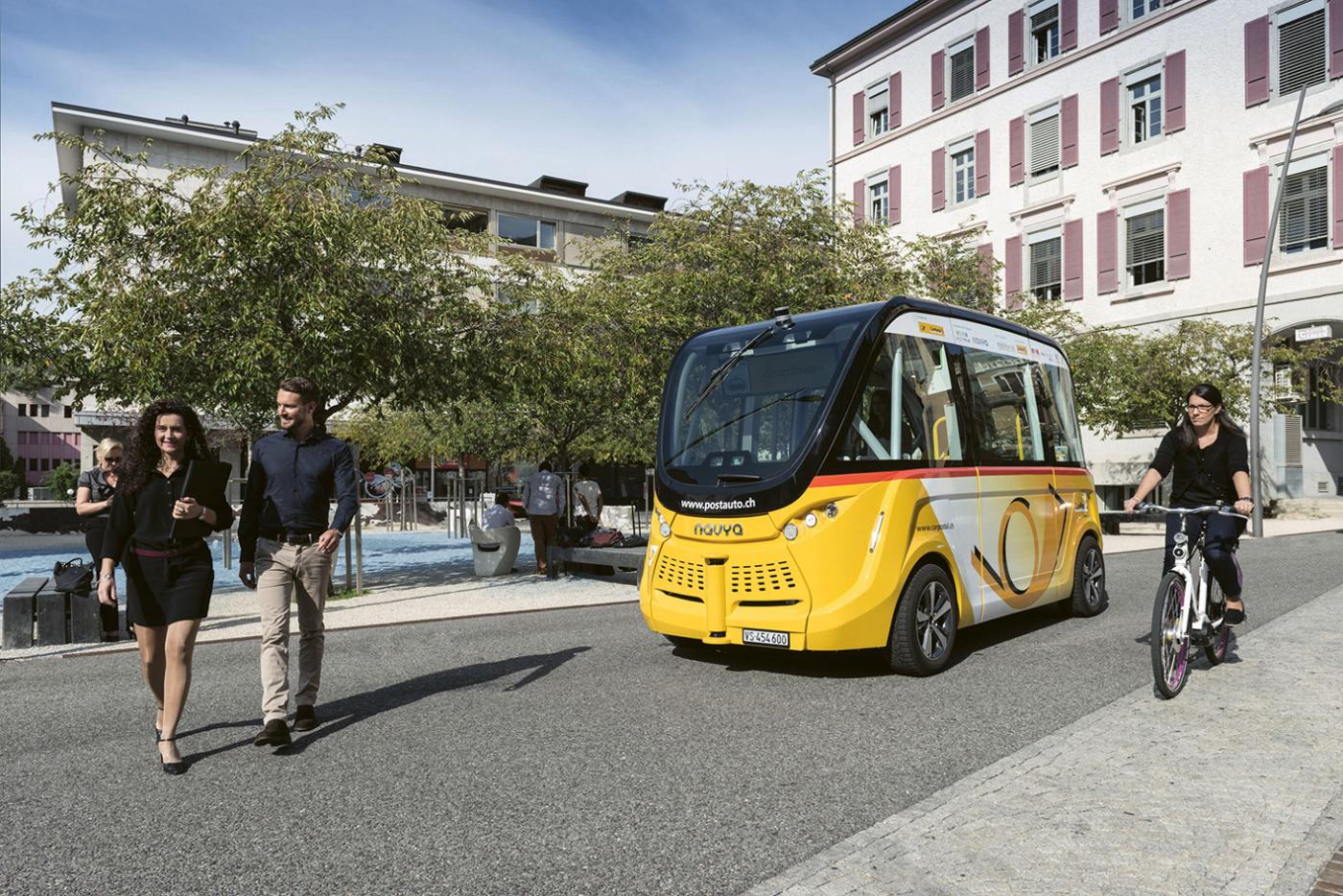 Des navettes électriques automatisées, les SmartShuttles de CarPostal, circulent depuis avril 2021 à la demande à Uvrier, une localité de la commune de Sion.