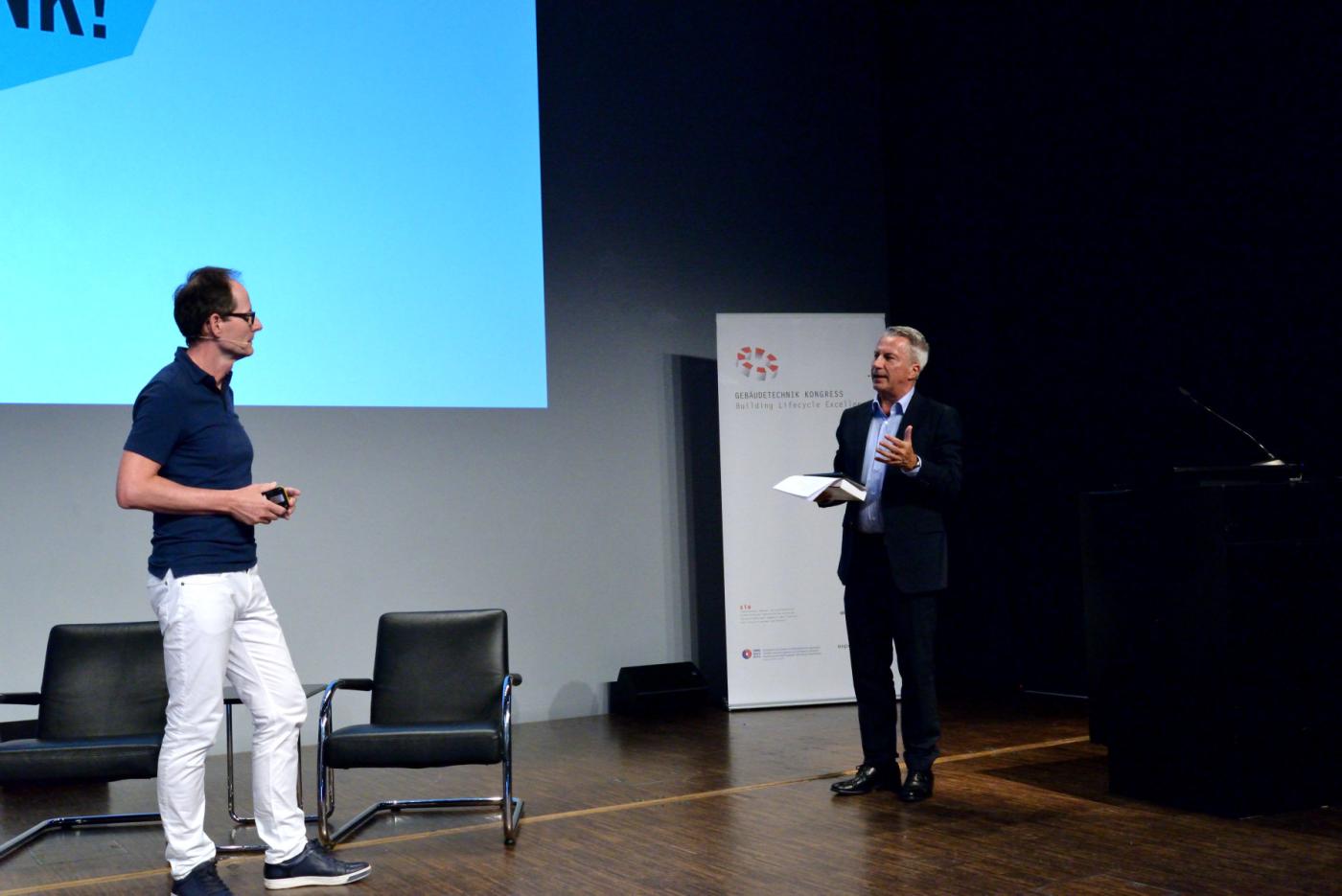 Stefan Camenzind diskutiert mit Moderator Reto Lipp das Büro der Zukunft.