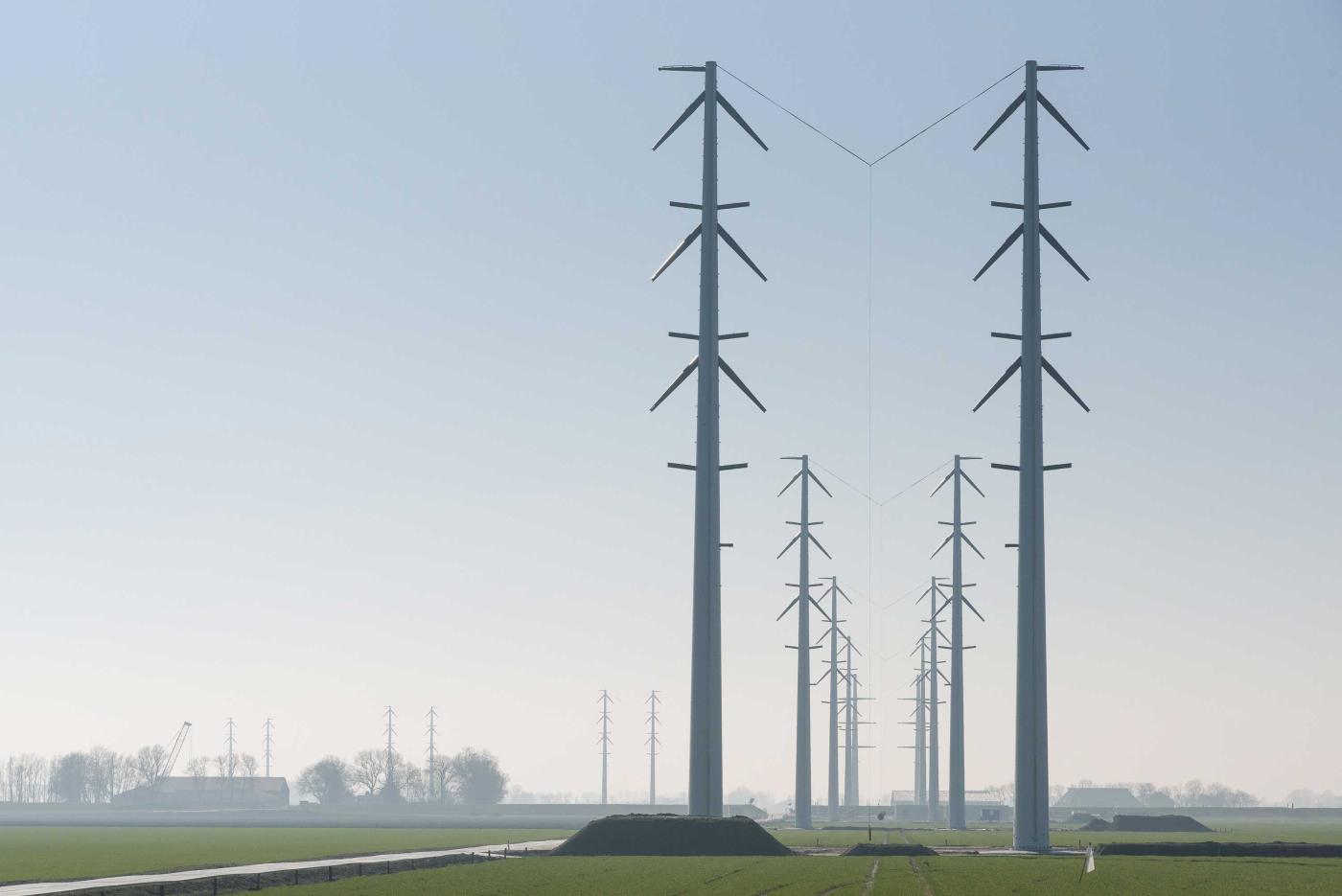 Netzbau auf dem Land: 380-kV-Hochspannungsverbindung von Eemshaven nach Vierverlaten in den Niederlanden.