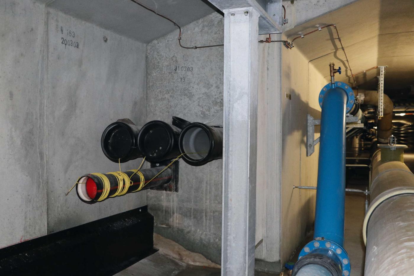 Die Kabel der neuen 220-kV-Leitungen verlaufen im Uetlibergtunnel unter der Fahrbahn. Sie werden in bereits erstellte Rohrblöcke neben dem Werkleitungskanal eingezogen.