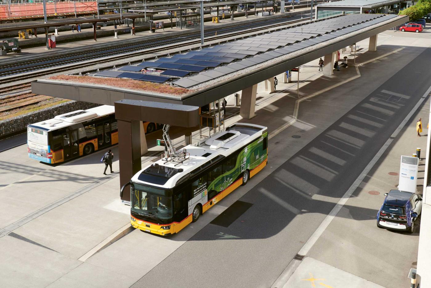 <b>Bild 1</b> Projekt «Elektropostauto» in Brugg mit der ertragsoptimierten PV-Anlage.