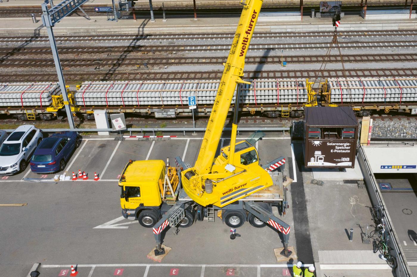 <b>Bild 3</b> Abladen und Aufstellen des Batteriespeichersystems.