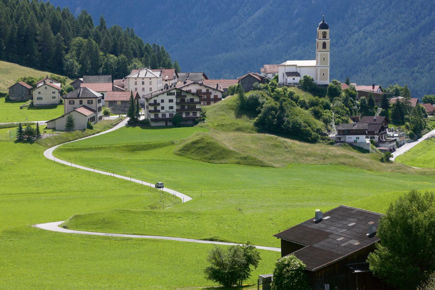 Les versants rampants ne sont pas l’apanage des lacs de retenue. L’exemple le plus connu est celui de la localité grisonne de Brienz, qui glisse lentement vers la vallée. S’il était à l’époque question de quelques centimètres par an, il s’agit aujourd’hui de plus d’un mètre par an. Des mesures de stabilisation sont désormais mises en œuvre pour sauver le village.