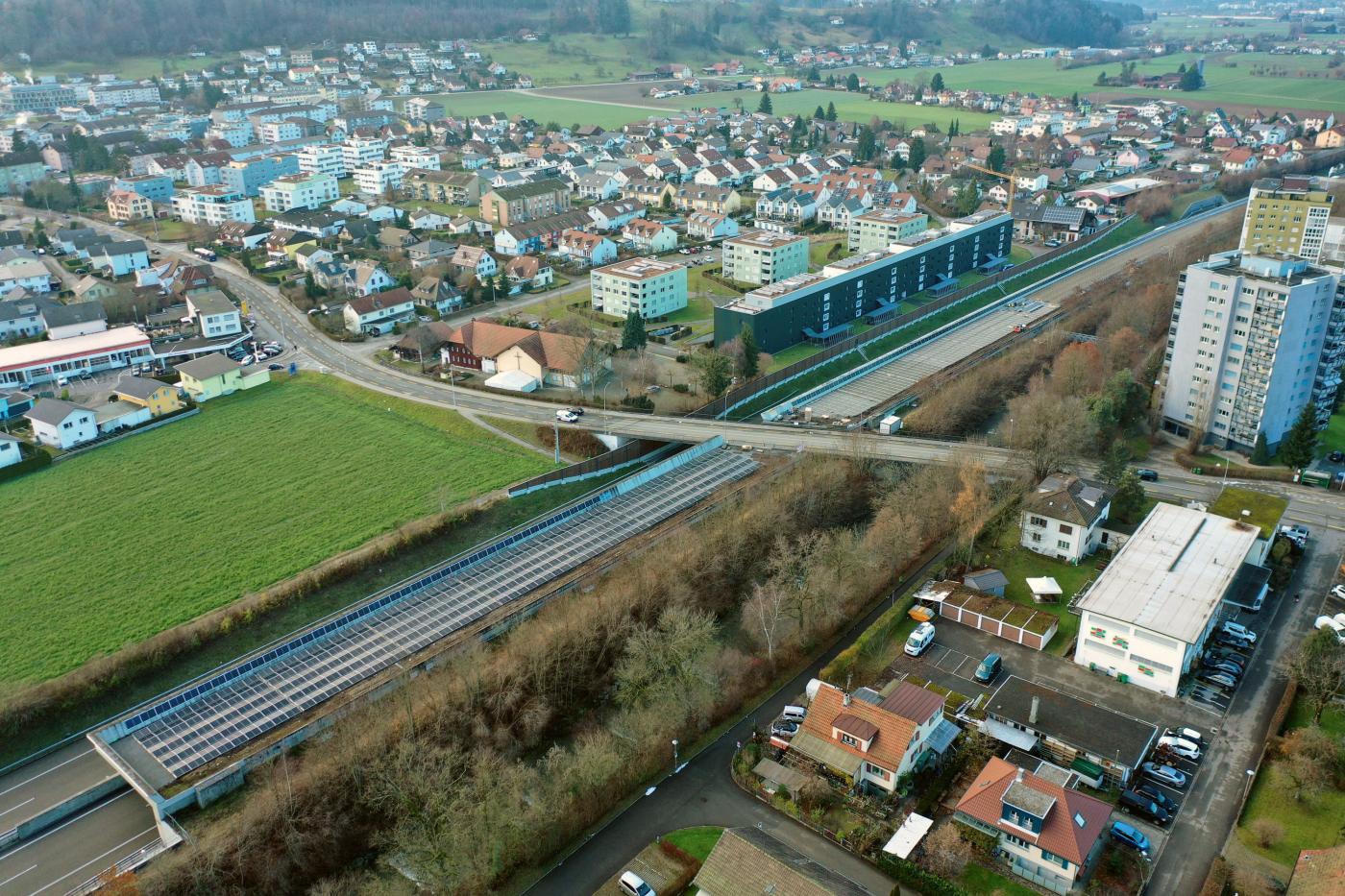 Die PV-Überdachung entlang der Autobahn in Zofingen ist einen halben Kilometer lang.
