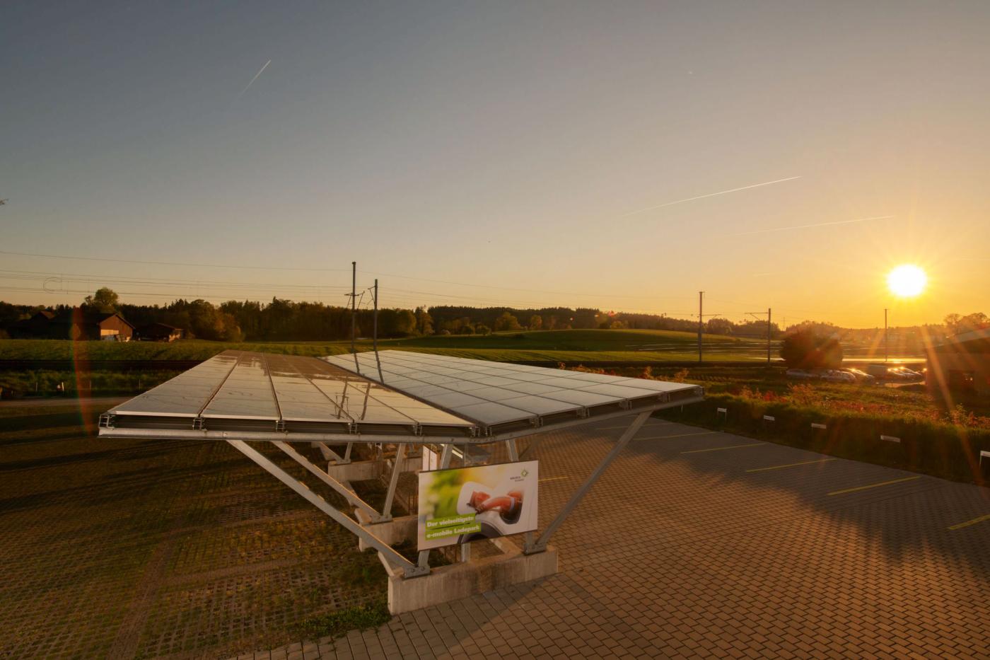 Der Solar-Ladepark in Fehraltorf bei Electrosuisse. Strom wurde ab 2013 generiert, ab Mai 2022 kann dort damit auch geladen werden.