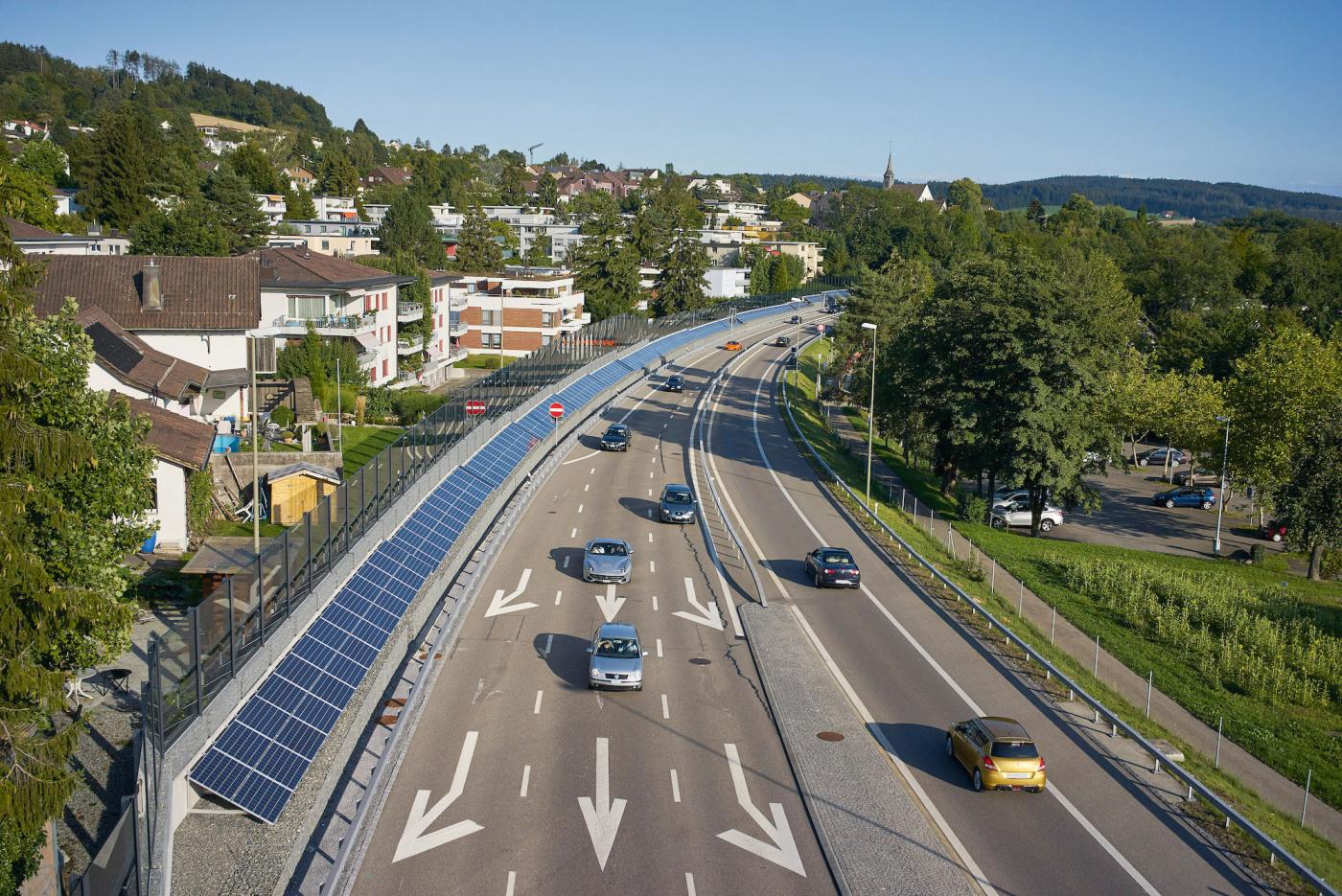 Die PV-Lärmschutzwand in Zumikon entlang der Forchautostrasse wurde bereits 2014 erstellt.