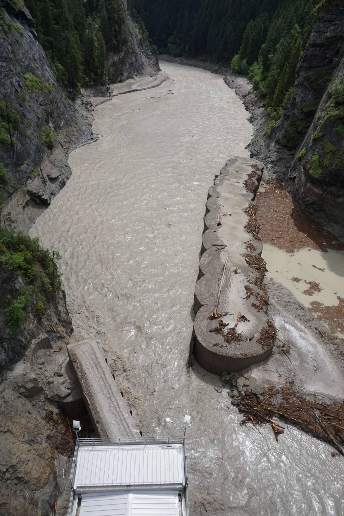 Entrée de la galerie de dérivation des sédiments (en bas à gauche, vue dans le sens inverse de l’écoulement de l’Albula).