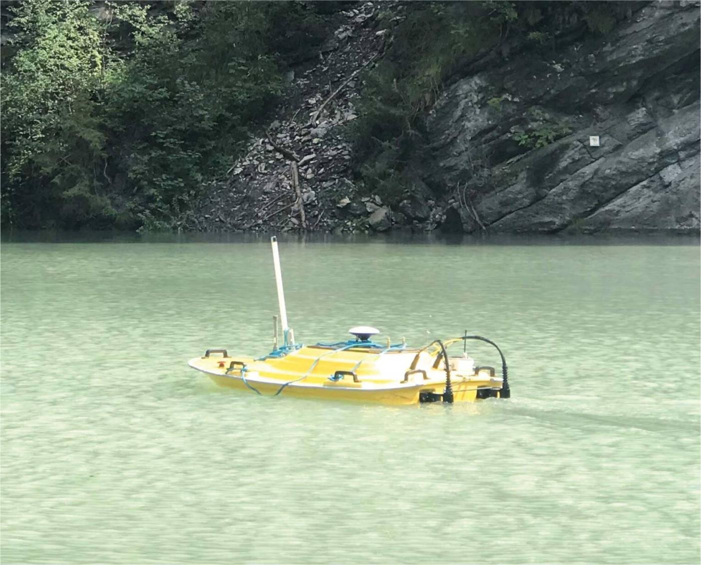 Bateau télécommandé équipé d’appareils de mesure, notamment pour la saisie de la hauteur du fond du lac de barrage et de la vitesse d’écoulement, utilisé par les chercheurs du VAW sur le lac de Solis.