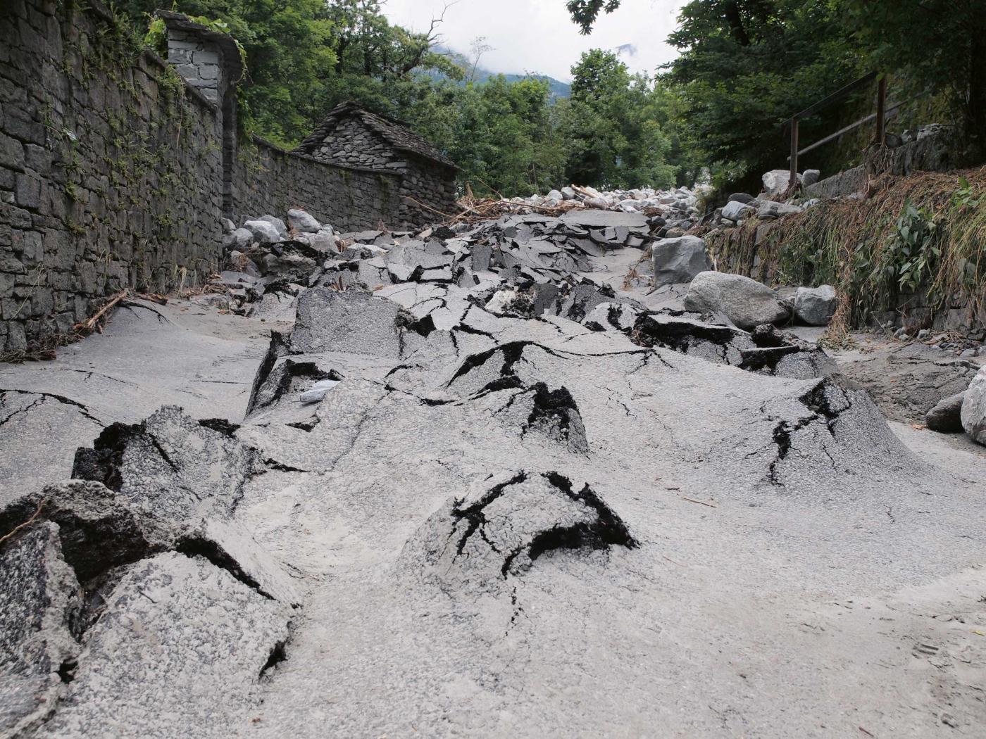 Vestiges d’une route dans le Val Bavona après les intempéries.