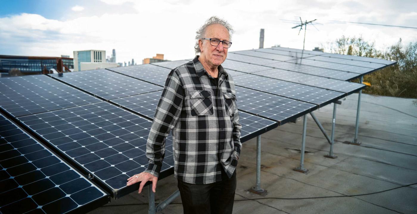 <b>Lokaler Solarstrom:</b> Eric Frumin mit seiner PV-Anlage im Brooklyner Stadtteil Park Slope.