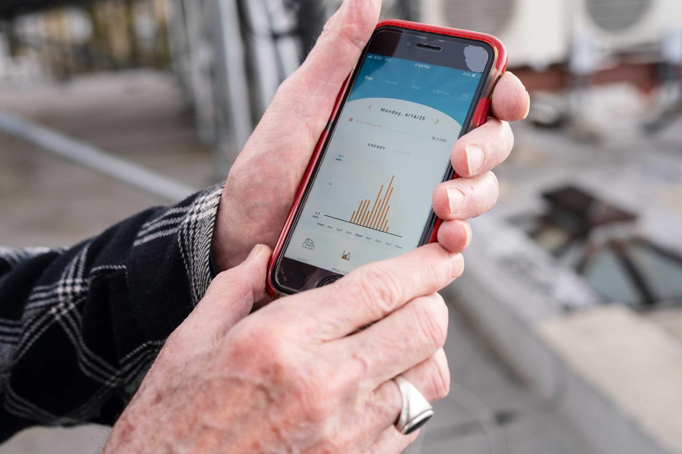 <b>Den Solarstrom sichtbar machen:</b> Mit einer App von Con Edison kann Eric Frumin sehen, wie viel seine Anlage produziert.