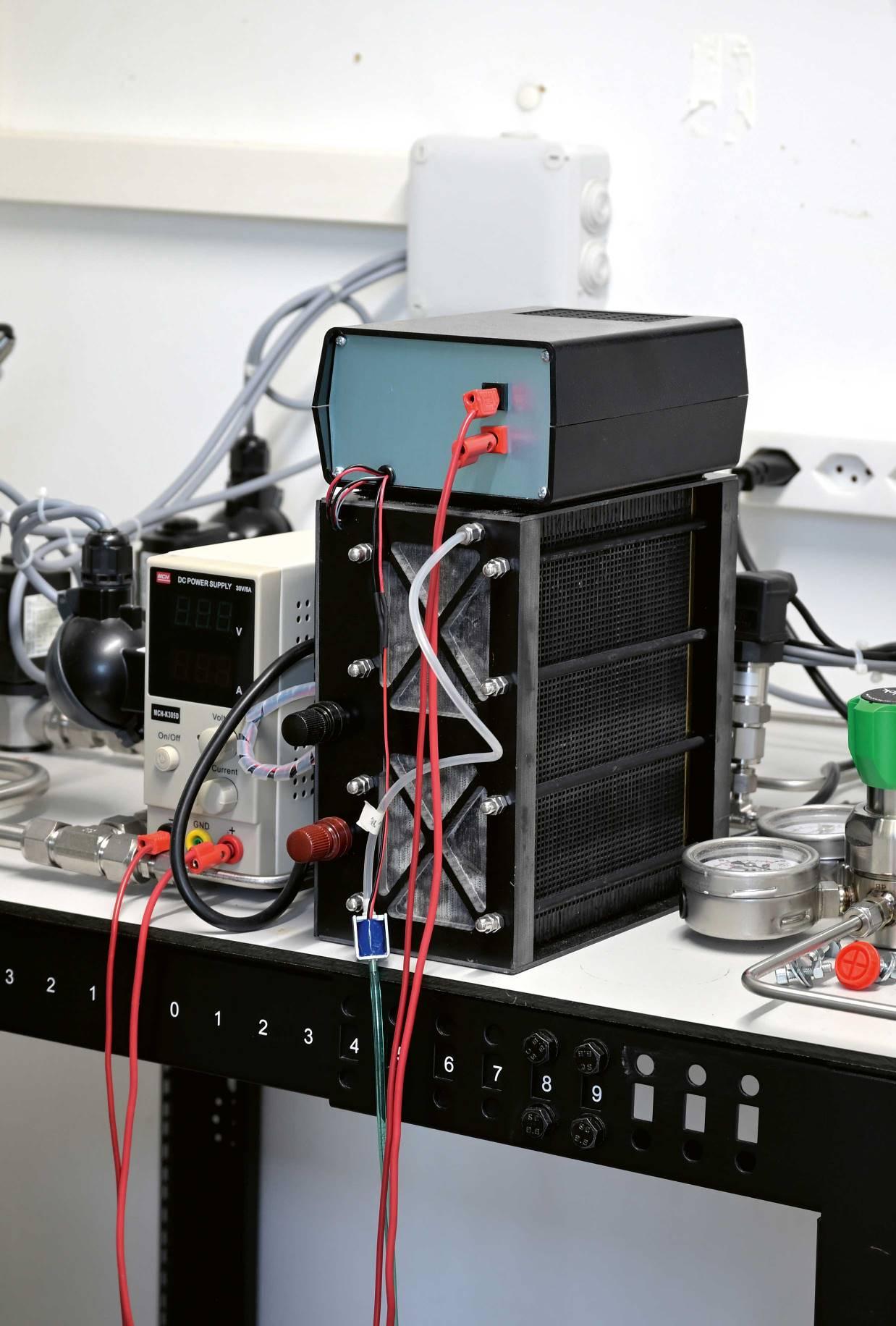 <b>Strom aus Wasserstoff:</b> Die Brennstoffzelle (schwarz) des ETH-Pilotprojektes.