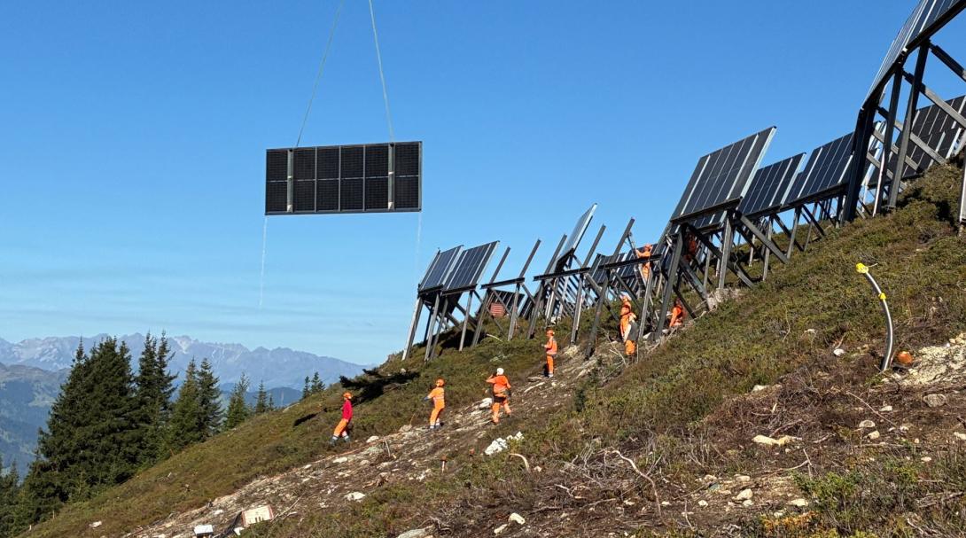Erstes alpines Solarkraftwerk produziert Strom